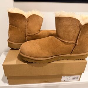 UGG Mini Bailey Button II